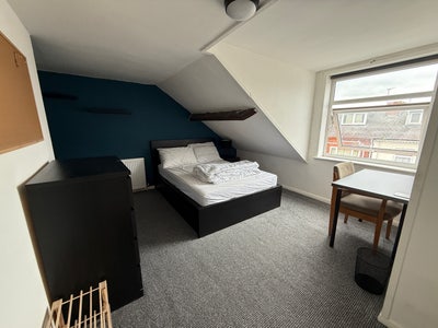 Spacious Double Room Available in Modern HMO Main Photo