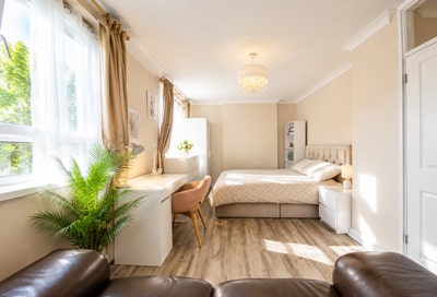 🌟Spacious King-Size Room Opposite Mile End Park  Main Photo