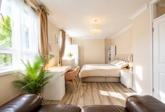 🌟Spacious King-Size Room Opposite Mile End Park  Main Photo