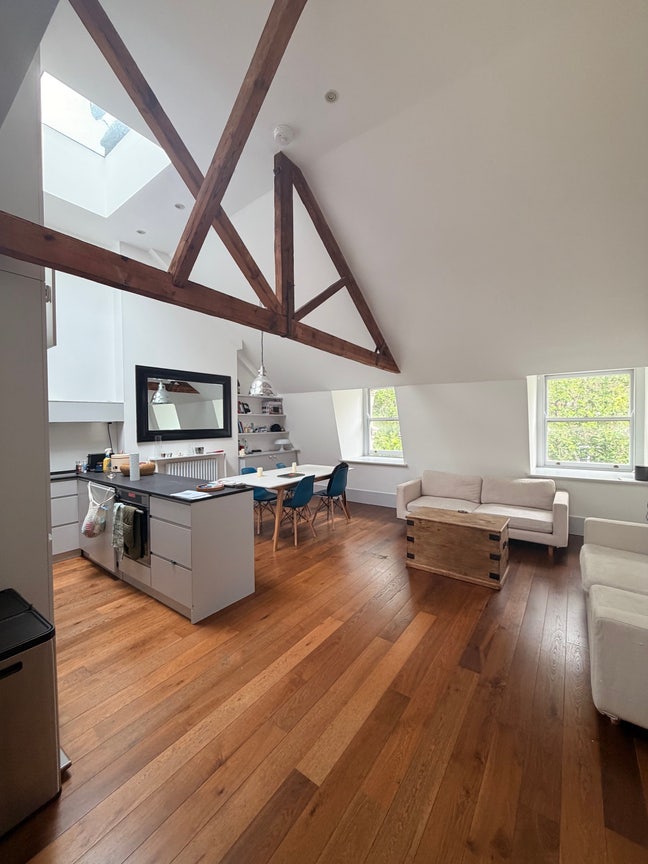 Stunning Top Floor Flat in Earl’s Court Main Photo