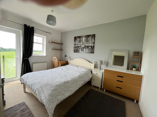 Double room with view , 10 mins walk into town  Main Photo