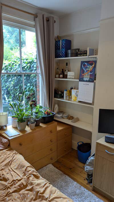Double bedroom in beautiful Cowley home! Main Photo