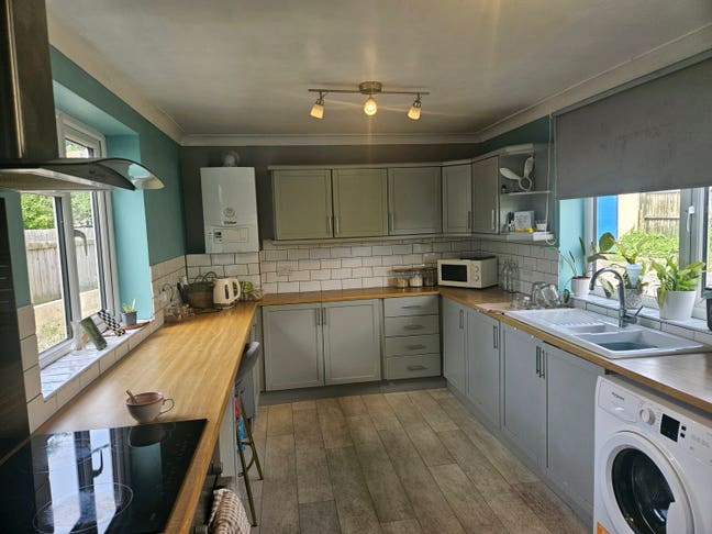 Double Room for rent with parking  Main Photo