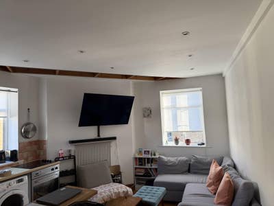 Centrally located 1 bed maisonette for summer Main Photo