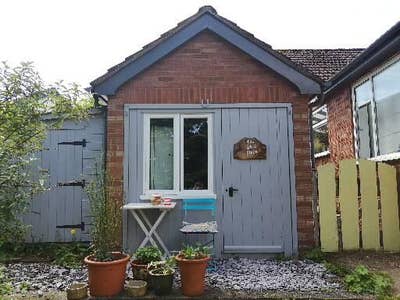 Fully furnished detached garage conversion Main Photo