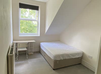 Beautiful attic room - clean, friendly house share Main Photo