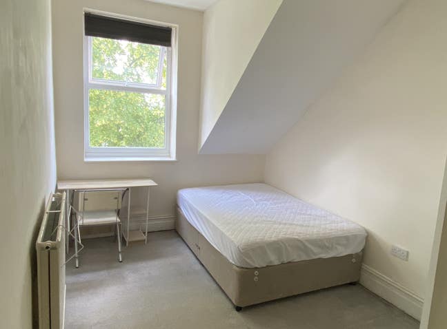 Beautiful attic room - clean, friendly house share Main Photo