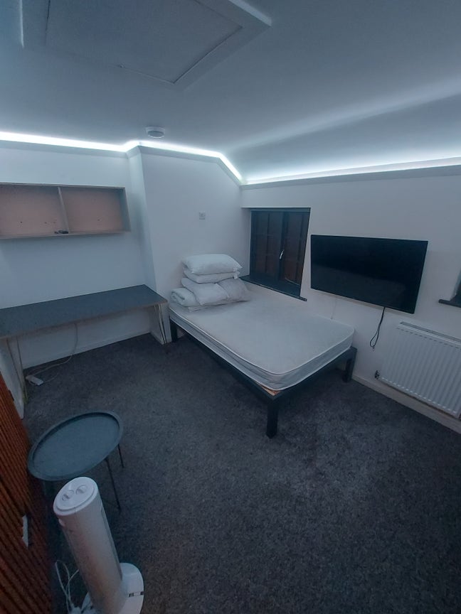  Self Contained Studio Available Main Photo
