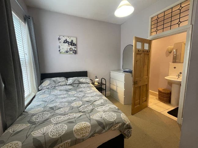 Super en-suite room close to town and station Main Photo