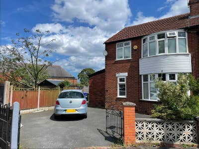 Furnished double bedroom in 3 bed semi Main Photo