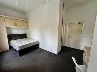 Spacious double ensuite room  Main Photo