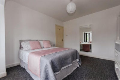 🏡 Comfortable Room with Friendly Flatmates | E14 Main Photo
