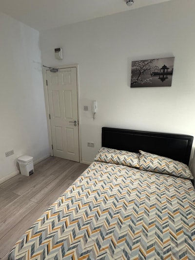 Double En-suite Room Available Hounslow Central  Main Photo