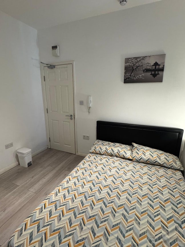 Double En-suite Room Available Hounslow Central  Main Photo