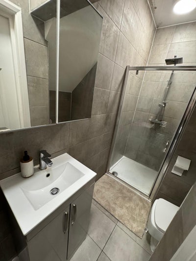 Double En-suite Room Available Hounslow Central  Main Photo