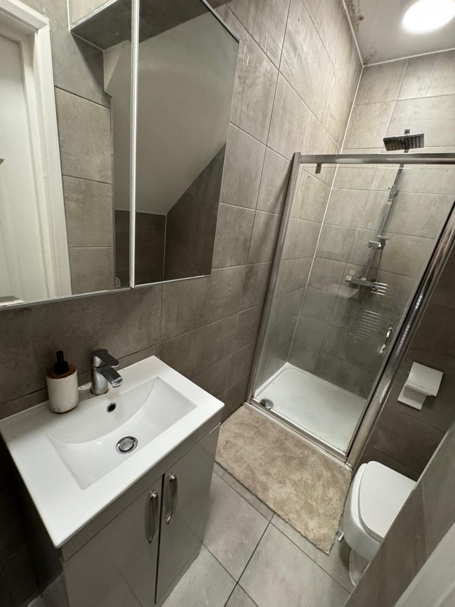 Double En-suite Room Available Hounslow Central  Main Photo