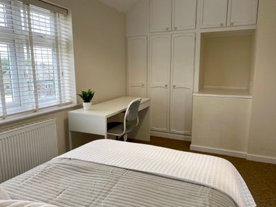 Large Double Ensuite in Professional House Main Photo