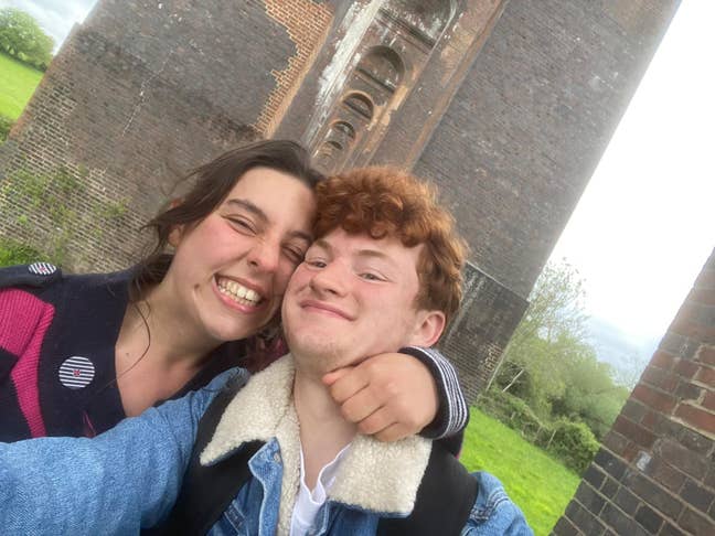 STUDENT COUPLE LOOKING FOR ROOM Main Photo