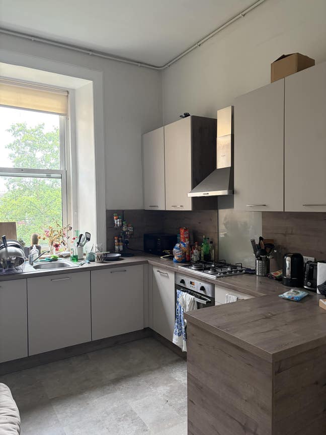3 bedrooms available in lovely Polwarth flat Main Photo