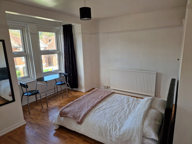 Large Bedroom in City Centre Main Photo