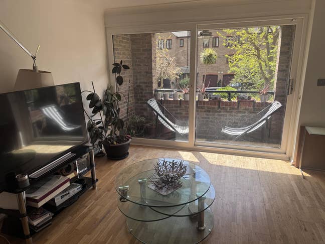 Room to share to student/young professional in e14 Main Photo