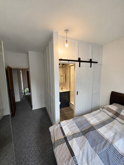 King ensuite room - next to St Albans City Station Main Photo