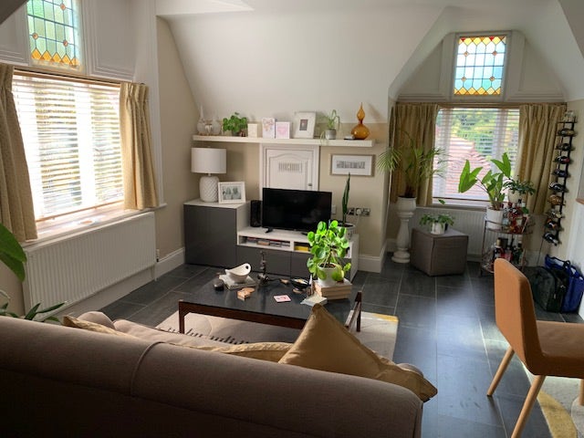 Large  room in spacious 2 bedroomed flat Main Photo