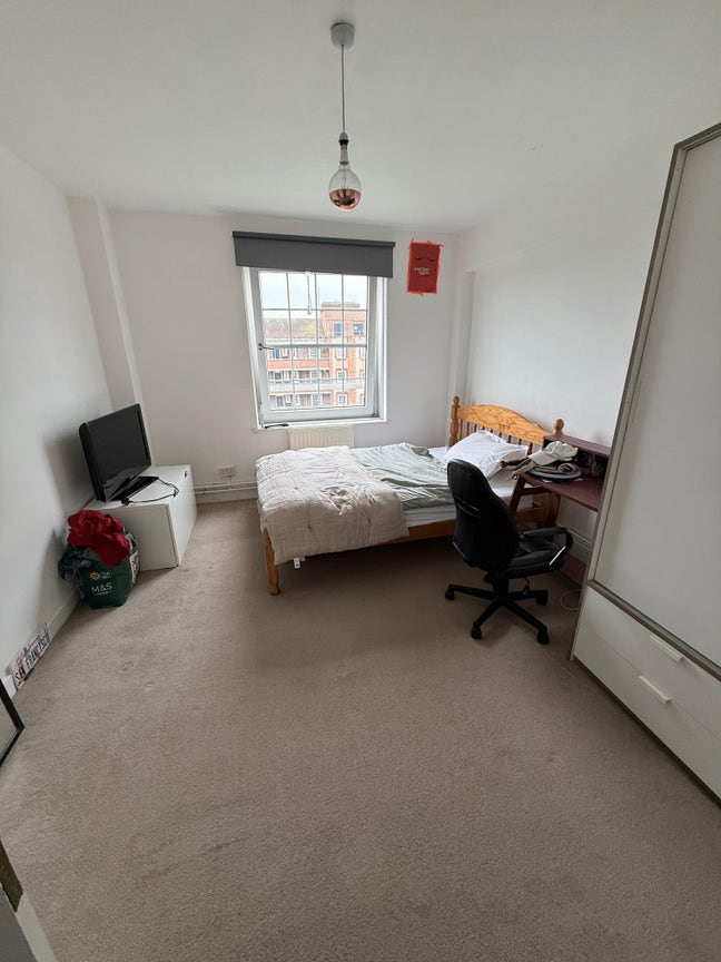 Spacious room minutes from Kentish Town Station  Main Photo