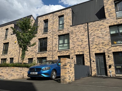 Spacious double room w/ semi-ensuite in townhouse  Main Photo