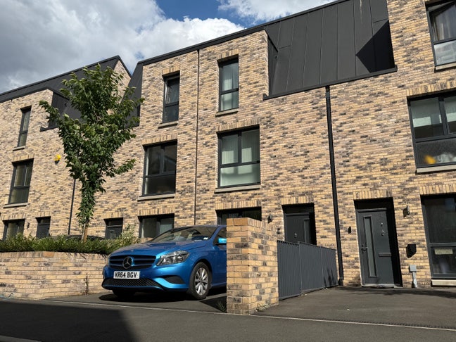 Spacious double room w/ semi-ensuite in townhouse  Main Photo