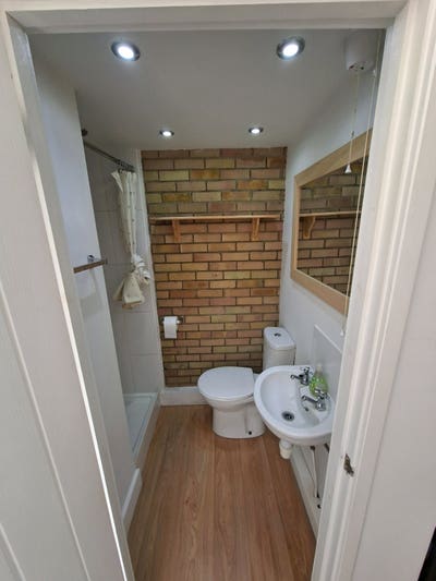 Ensuit studio to let ,  Main Photo