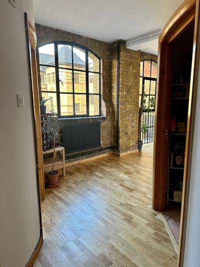 Sunny, bright industrial flat, Dalston Main Photo