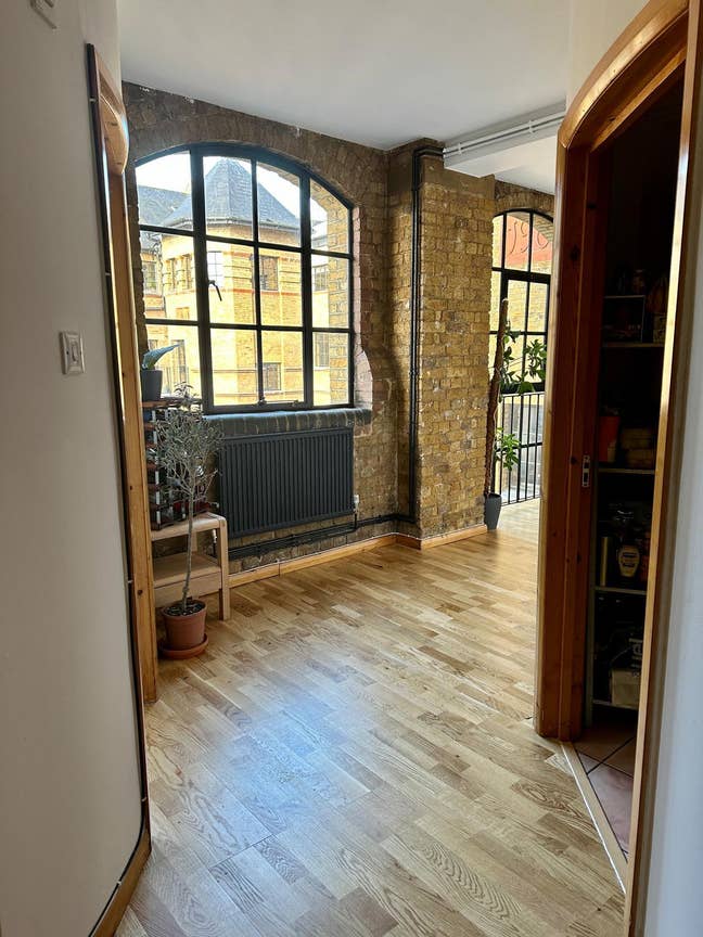 Sunny, bright industrial flat, Dalston Main Photo