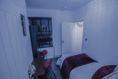 Newly Renovated Ensuite Room Available Main Photo