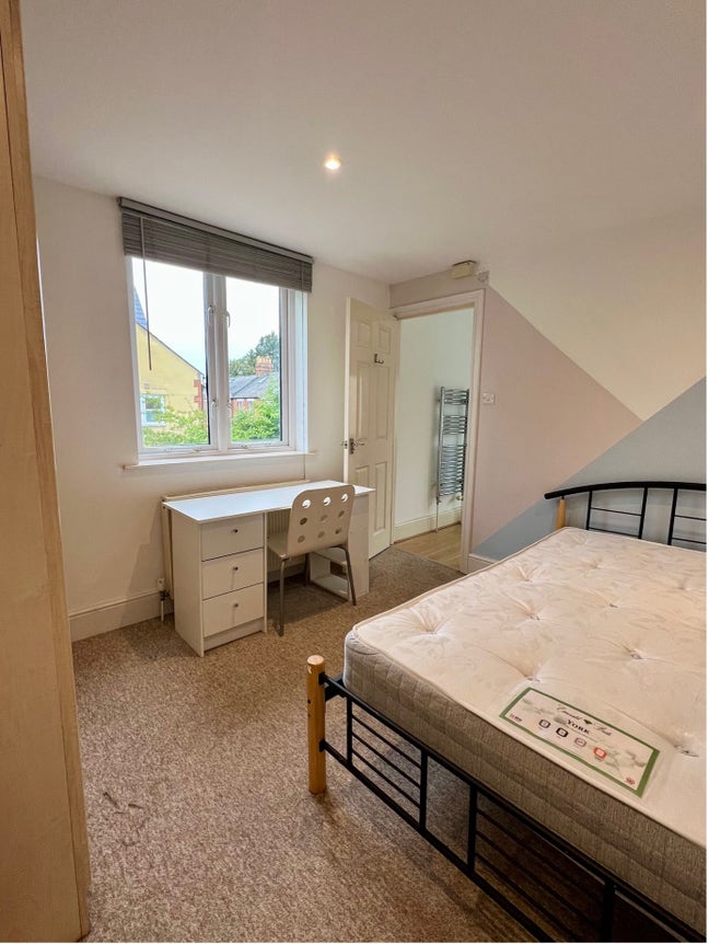 Room Available in Cosy House in Cowley Main Photo