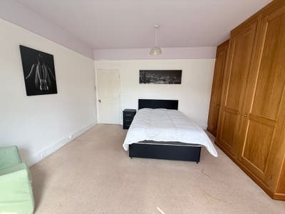 Spacious Extra Large Room in Purley | Excellent Tr Main Photo