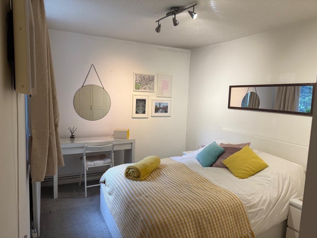 Comfortable Double Room Available  Main Photo