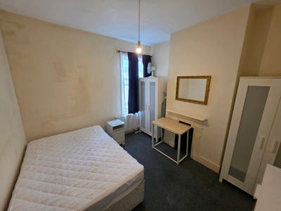 Only for 10 Days Double Bedroom in Brentford (TW8) Main Photo
