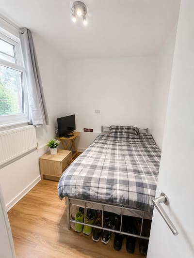 All bills INCLUDED room in Shepherds Bush!! Main Photo