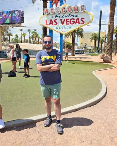 Professional looking for room/buddy up Main Photo