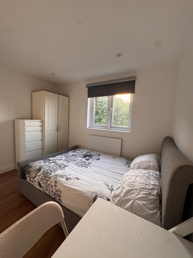 E6  - Female Professional Only - All bills Incl Main Photo