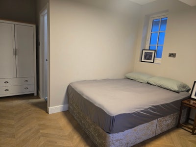 Beautifully refurbished double bed room available Main Photo