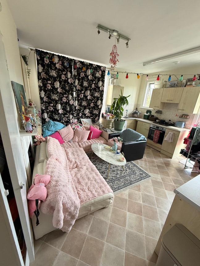 Urgently looking for a flatmate  Main Photo