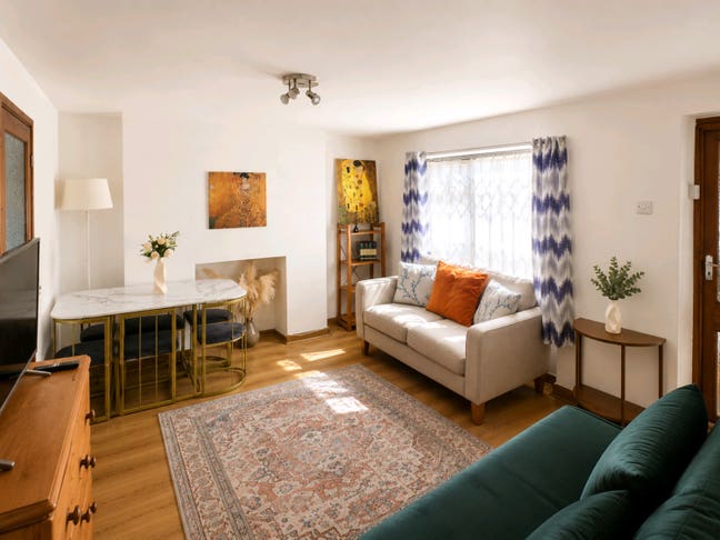 Bright & Spacious 1-Bed Flat | 20 Seconds from Cam Main Photo