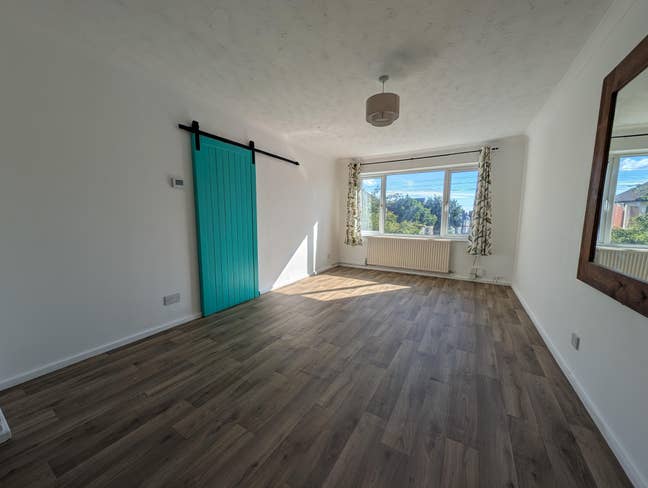 Stunning Newly Renovated 2-Bedroom Flat Available  Main Photo