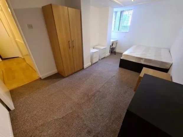 Double bedroom available  Main Photo
