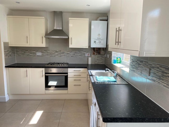 Very close walk-in distance to East Ham station..  Main Photo