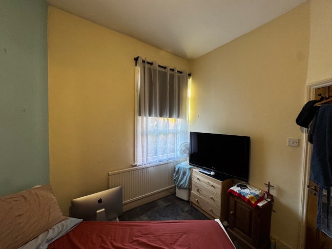 Double Room in a 4 Bed House - Most Bills Included Main Photo