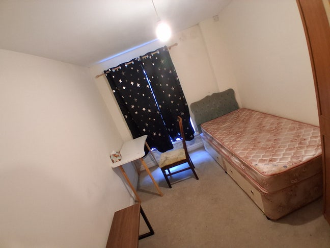 Neat Room next to Sainbury Brookwood Main Photo