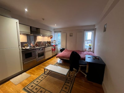Spacious Zone 1  Studio | 3 Mins to Station Main Photo